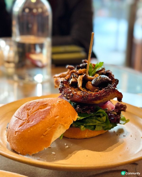 太古坊食 lunch 😋 超厚豬頸肉 burger 🍔