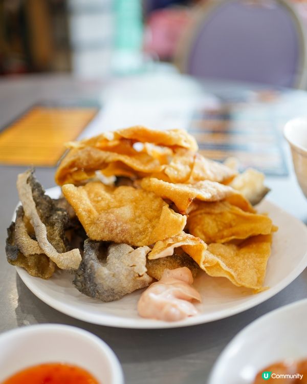 鴨脷洲市政中心 新鮮炸魚皮炸雲吞 一口西多士