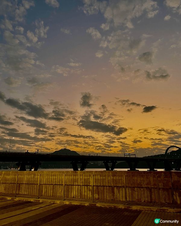 將軍澳海濱長廊至康城海邊到時打卡非常好嘅景點，中午和黃昏時候...