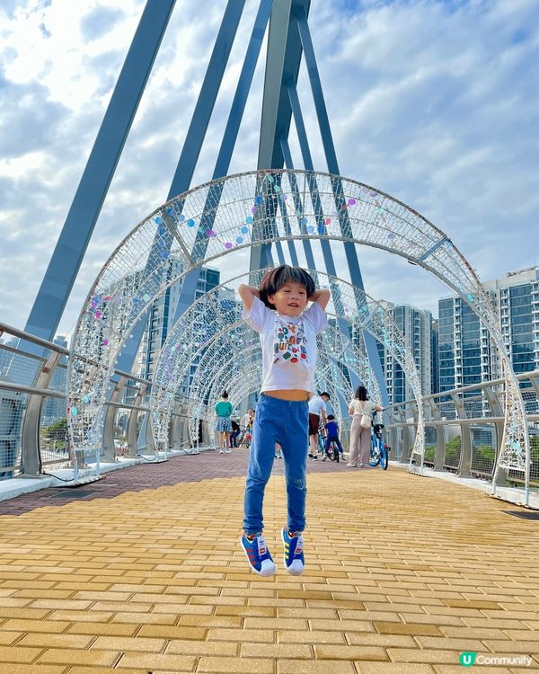 將軍澳海濱長廊至康城海邊到時打卡非常好嘅景點，中午和黃昏時候...