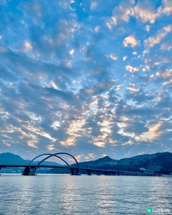 將軍澳海濱長廊至康城海邊到時打卡非常好嘅景點，中午和黃昏時候...