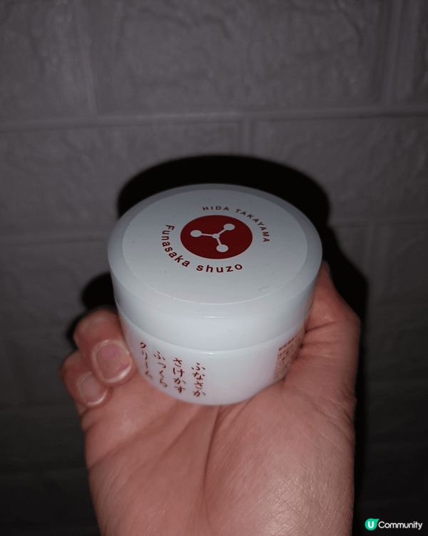 女生最需要滋養肌膚，所以出外防曬唔少得，先推介白色果個係含酒...