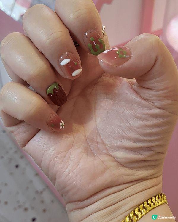 這款穿戴甲名為“莓煩惱”，很好的意頭，希望可以如甲片一樣鴻運...