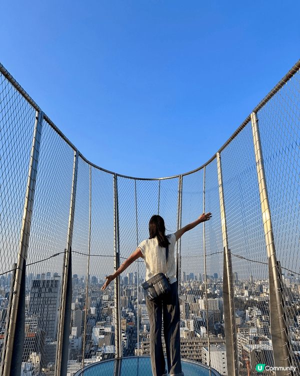 大阪旅行，輕鬆寫意，在通天閣上看看大阪的景色。在街頭上看到可...