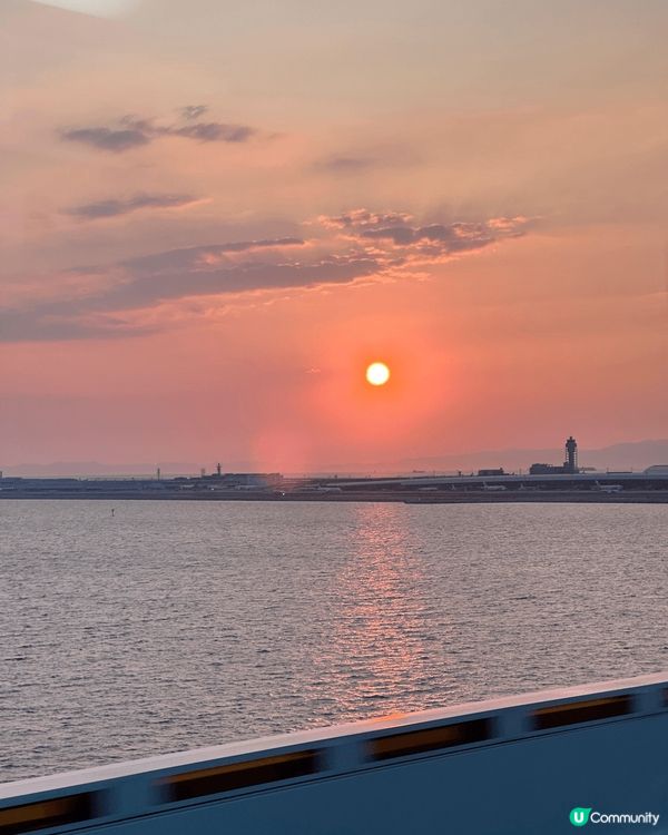 大阪旅行，輕鬆寫意，在通天閣上看看大阪的景色。在街頭上看到可...