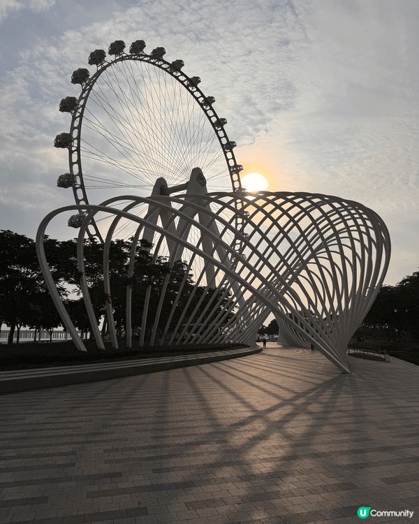 屬於深圳前海的歡樂港灣，地鐵5號線臨海站直達，這裡有打卡書店...