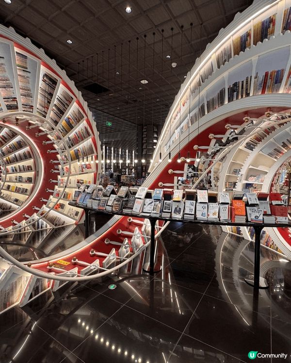 屬於深圳前海的歡樂港灣，地鐵5號線臨海站直達，這裡有打卡書店...