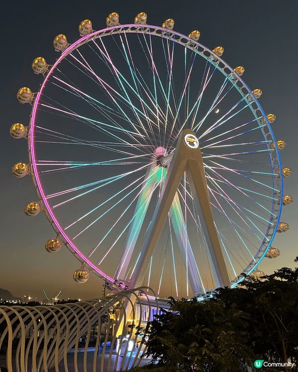 屬於深圳前海的歡樂港灣，地鐵5號線臨海站直達，這裡有打卡書店...