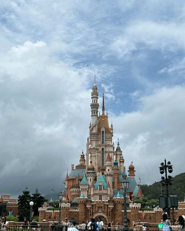 香港廸士尼樂園相當好玩，天氣很好樂國相當潔淨美麗，睇完煙花先...