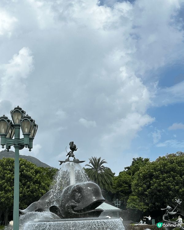 香港廸士尼樂園相當好玩，天氣很好樂國相當潔淨美麗，睇完煙花先...