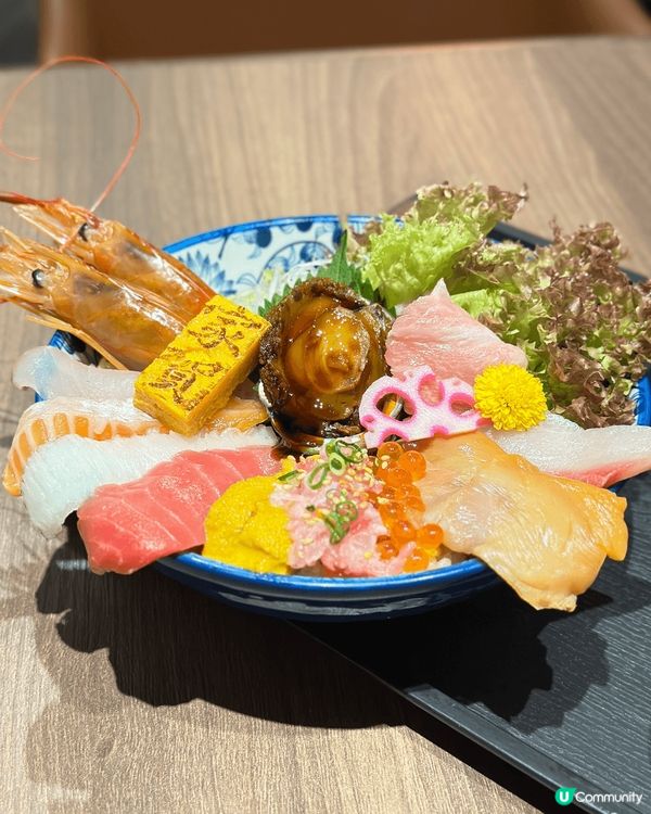 餐廳地方大，都有幾多座位，平日晚市都算多人，侍應服務態度親切...