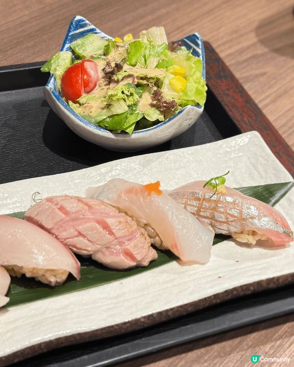 餐廳地方大，都有幾多座位，平日晚市都算多人，侍應服務態度親切...