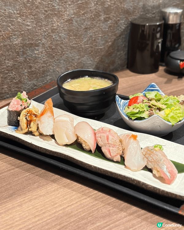 餐廳地方大，都有幾多座位，平日晚市都算多人，侍應服務態度親切...