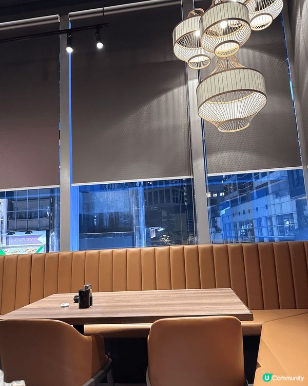 餐廳地方大，都有幾多座位，平日晚市都算多人，侍應服務態度親切...