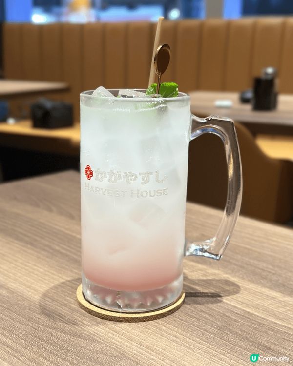 餐廳地方大，都有幾多座位，平日晚市都算多人，侍應服務態度親切...