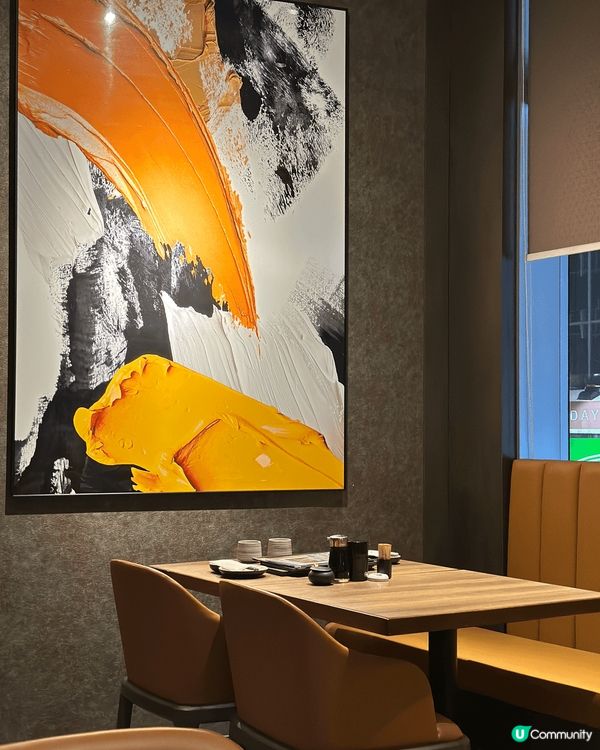 餐廳地方大，都有幾多座位，平日晚市都算多人，侍應服務態度親切...