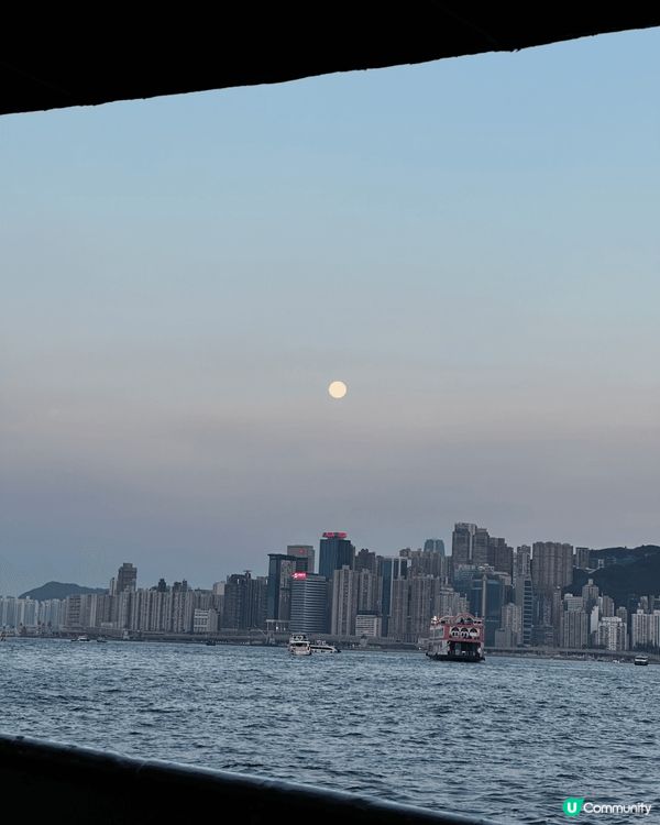 週末旅行放鬆，欣賞完香港維港夜色，之後在內地藝術展一日遊。