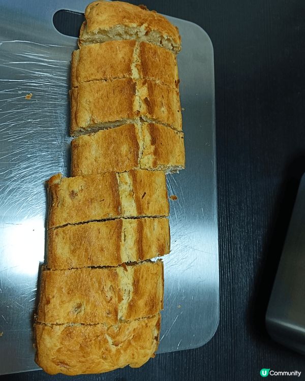 材料簡單，做法亦都唔難，香蕉磅蛋糕又香又鬆軟，加一杯咖啡就係...