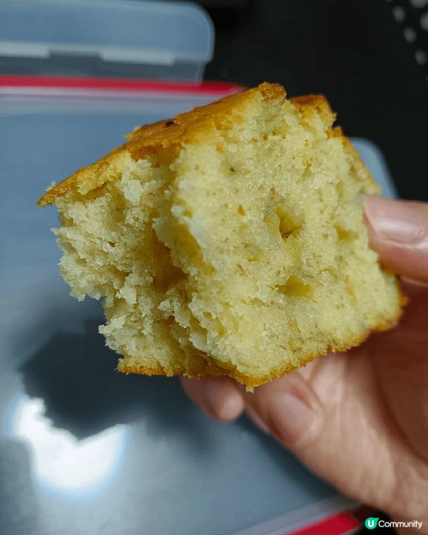 材料簡單，做法亦都唔難，香蕉磅蛋糕又香又鬆軟，加一杯咖啡就係...