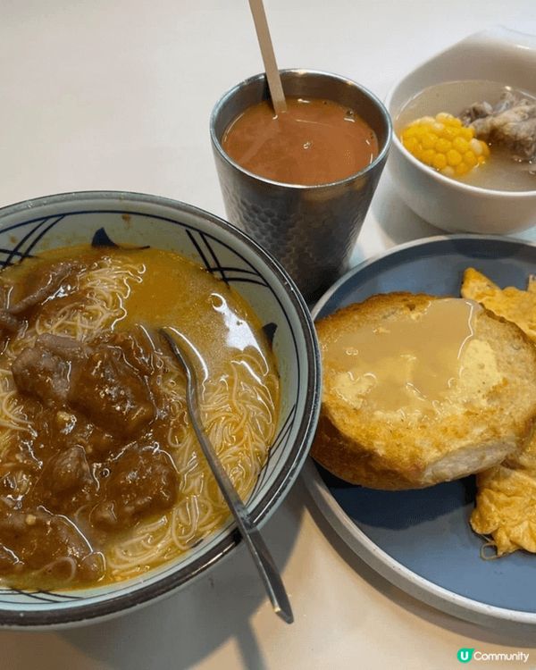 樂富廣埸 sidewalk cafe茜廊，叫了一個沙嗲牛肉麵...