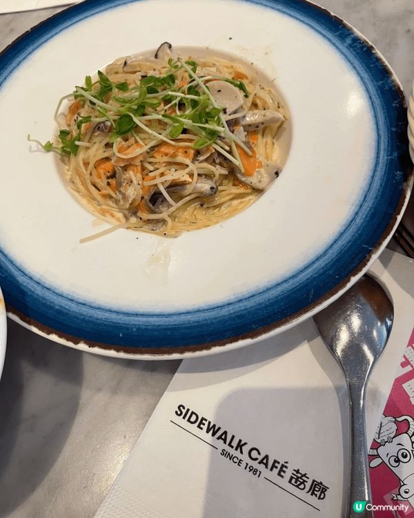 樂富廣埸 sidewalk cafe茜廊，叫了一個沙嗲牛肉麵...