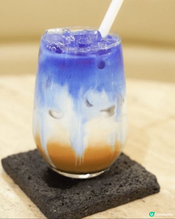 呢杯咖啡叫藍水母，含兩shot Espresso, 杯面頭嘅...