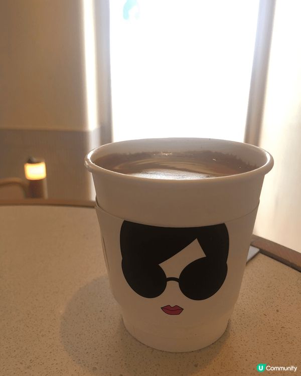 偶爾去觀塘的和風咖啡店，充滿復古的課室氛圍。喜歡看到海景的咖...