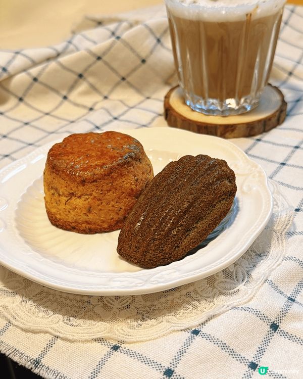 同喺英國返嚟嘅朋友聚會，佢親自焗左scone同瑪德蓮蛋糕，新...