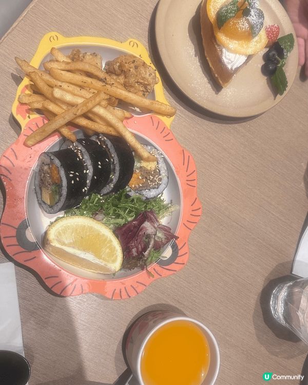 考完試就帶佢哋去海港城食嘢 好中意食佢地既夾餅 最抵食反而係...