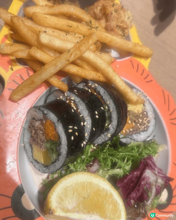 考完試就帶佢哋去海港城食嘢 好中意食佢地既夾餅 最抵食反而係...