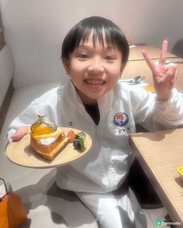 考完試就帶佢哋去海港城食嘢 好中意食佢地既夾餅 最抵食反而係...