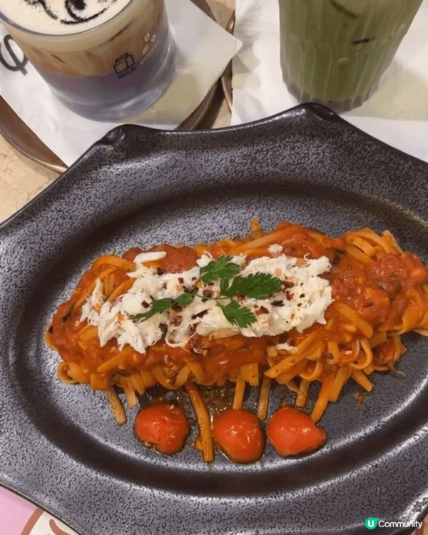 Phi coffee 推出Kuromi主題店，餐牌及食物都用...