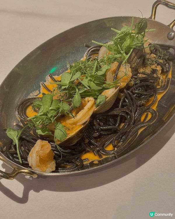 焦糖鵝肝布蕾: 肝醬絲滑綿密配上微苦的焦糖表層十分豐富有層次...