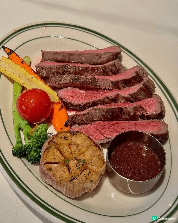 焦糖鵝肝布蕾: 肝醬絲滑綿密配上微苦的焦糖表層十分豐富有層次...