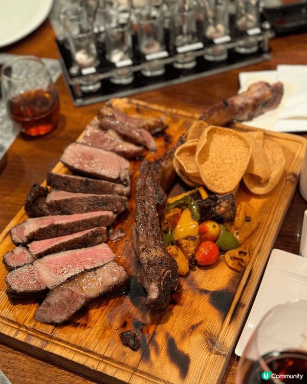 觀塘如心酒店，高質半自助餐，首先有主餐，4人叫了斧頭扒，還有...