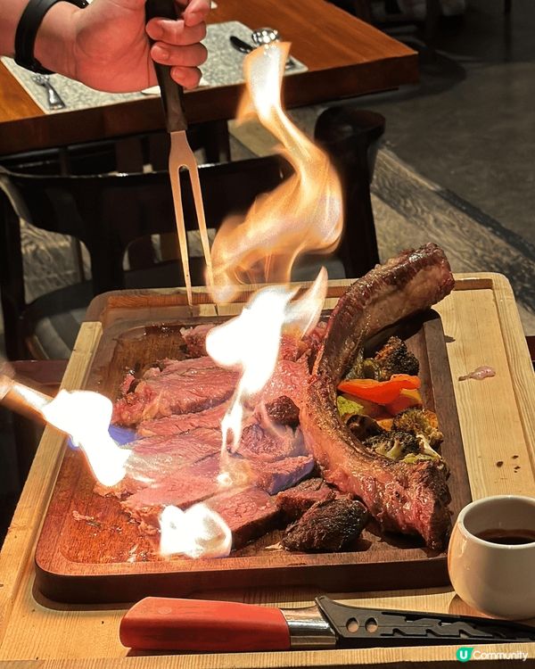 觀塘如心酒店，高質半自助餐，首先有主餐，4人叫了斧頭扒，還有...