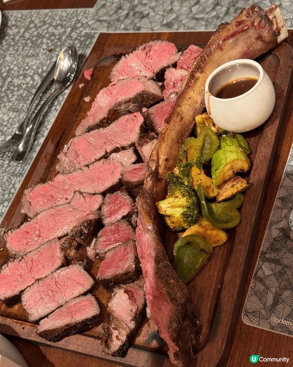 觀塘如心酒店，高質半自助餐，首先有主餐，4人叫了斧頭扒，還有...