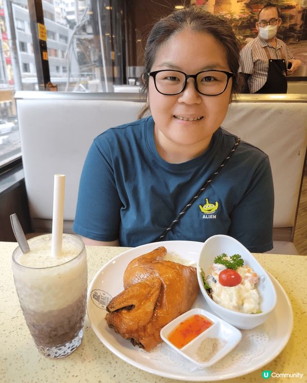 圖片中，打卡美食是位於灣仔的薔紅餐廳。他們的燒春雞是非常出名...