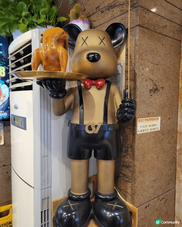 圖片中，打卡美食是位於灣仔的薔紅餐廳。他們的燒春雞是非常出名...