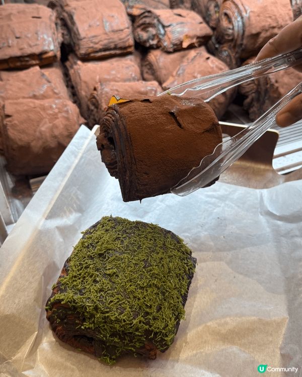 在深圳見到這新開的麵包店，門口排長龍，好受歡迎。 麵包種類多...