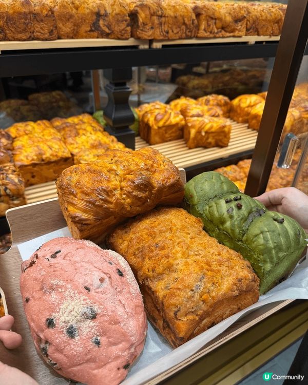 在深圳見到這新開的麵包店，門口排長龍，好受歡迎。 麵包種類多...