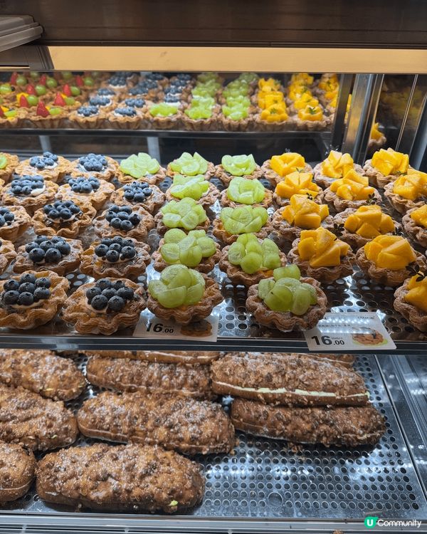 在深圳見到這新開的麵包店，門口排長龍，好受歡迎。 麵包種類多...