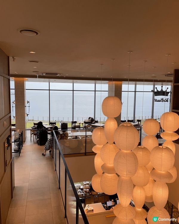 在濟州海邊的一間咖啡室，早上的時候人不算多，能夠靜靜地叫一杯...