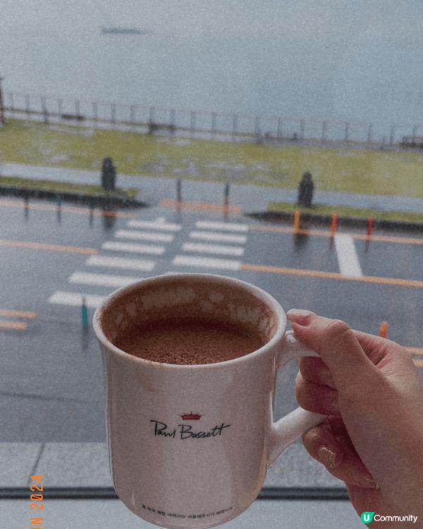 在濟州海邊的一間咖啡室，早上的時候人不算多，能夠靜靜地叫一杯...