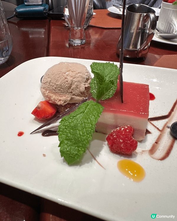 上環高質法國菜。提前訂咗位，安排咗我哋坐喺玻璃房，環境舒服，...