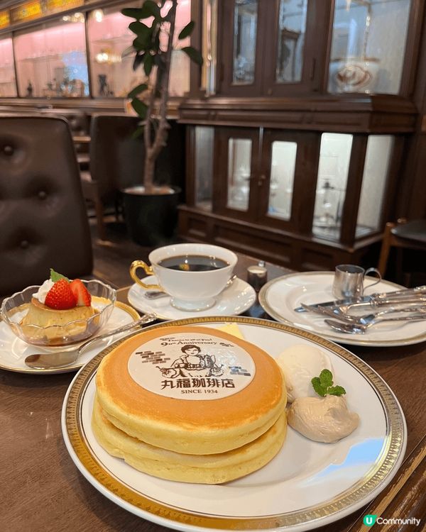 大阪的丸福咖啡店有近百年歷史，以皮製沙發與木材裝潢，充滿昭和...