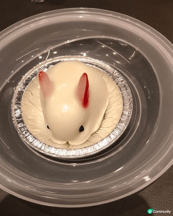 这是一张美食图片，展示了一份美味的三明治和一份精致的甜点。三...