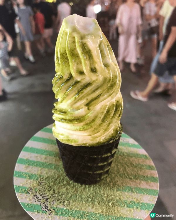 这是一张美食图片，展示了一份美味的三明治和一份精致的甜点。三...