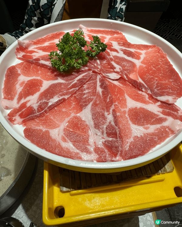 自助火鍋推介，多款肉類選擇，也可加錢食海鮮，湯底也很多，值得...