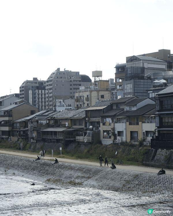 京都一定會去嘅旅遊景點鴨川，當日太陽幾好，河面反射出亮光，遊...